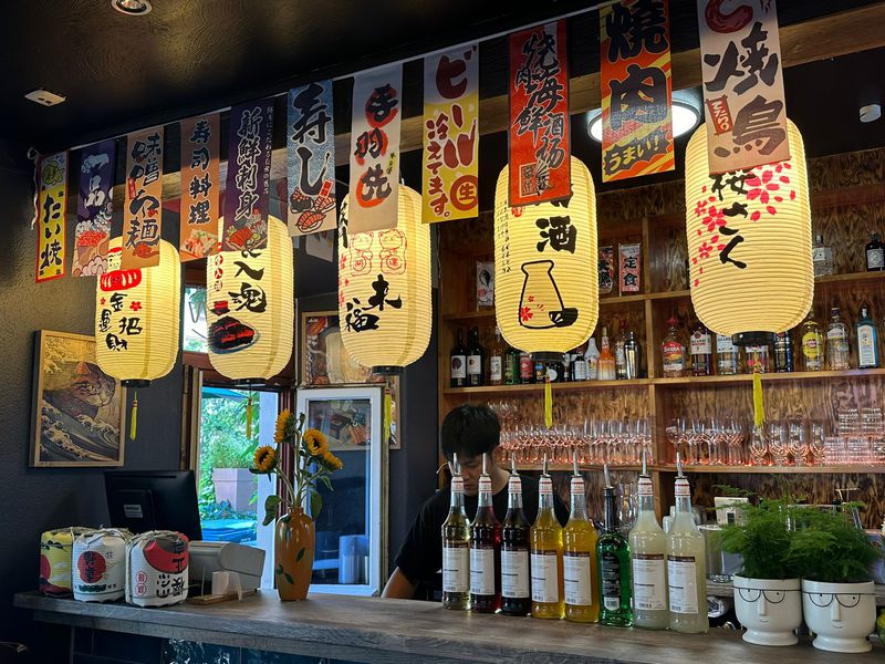 Bar mit Laternen und Sake-Flaschen